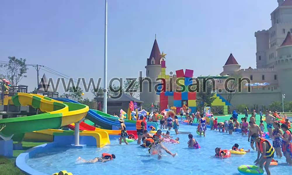 合家欢乐的儿童嬉水天地