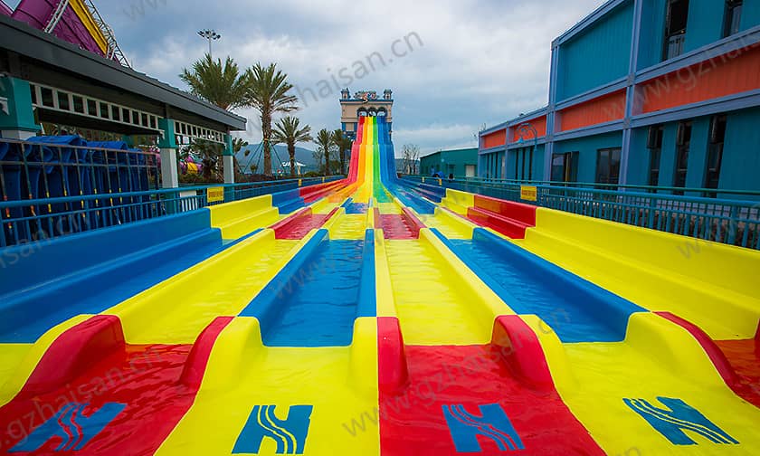 浙江宁波大目湾阿拉的海水上乐园竞赛滑道
