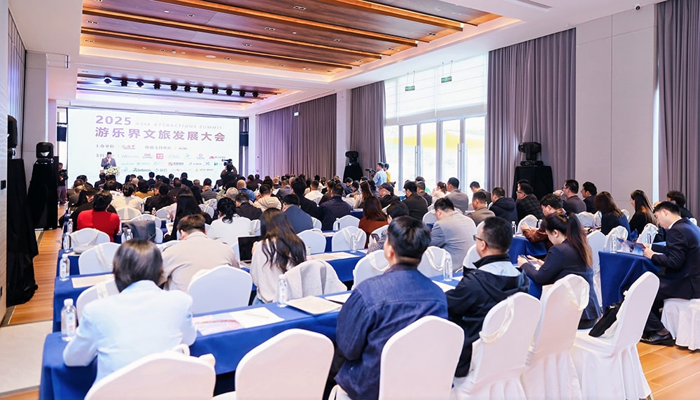 科技铸就非凡体验，专业成就行业标杆——jinnianhui今年会游乐荣膺2025金冠奖“杰出水滑道设备奖”