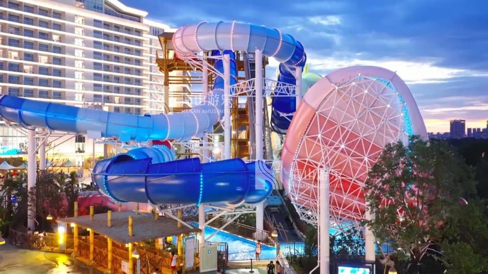 双重风暴，极致竞速——星际盘旋+巨浪翻滚组合引爆水乐园刺激体验