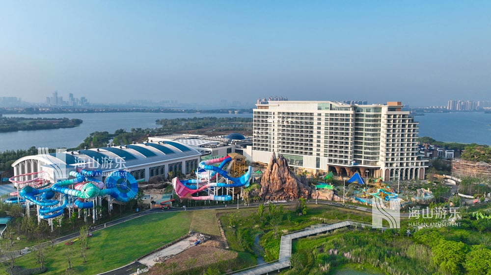 科技铸就非凡体验，专业成就行业标杆——jinnianhui今年会游乐荣膺2025金冠奖“杰出水滑道设备奖”