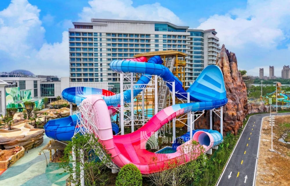 双重风暴，极致竞速——星际盘旋+巨浪翻滚组合引爆水乐园刺激体验